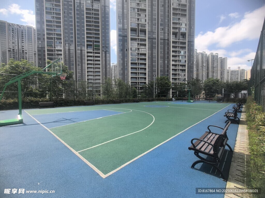 小區內的戶外籃球場