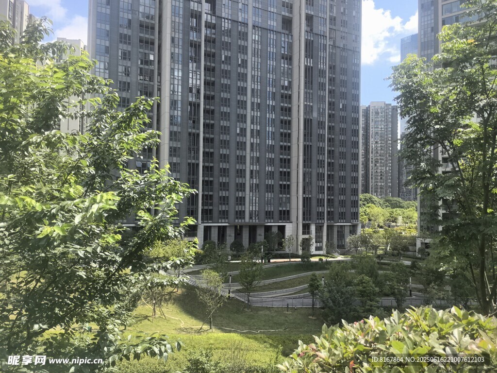 高層住宅旁的綠意景觀