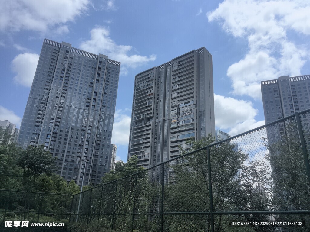 城市高樓與綠植景觀