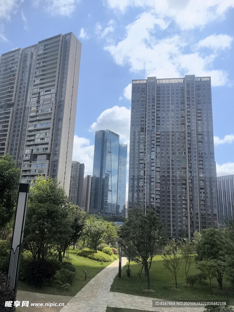 城市高樓旁的綠意小徑