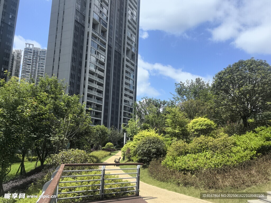 城市中的綠植環(huán)繞高樓景觀