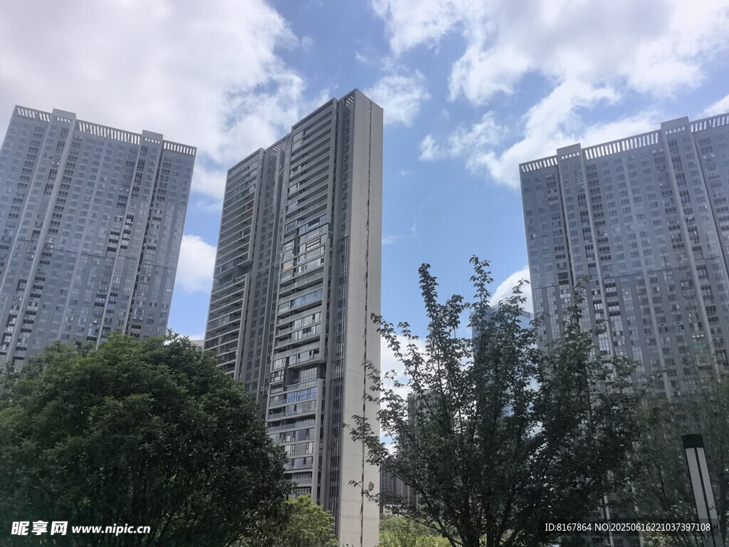 城市高樓與綠樹景觀