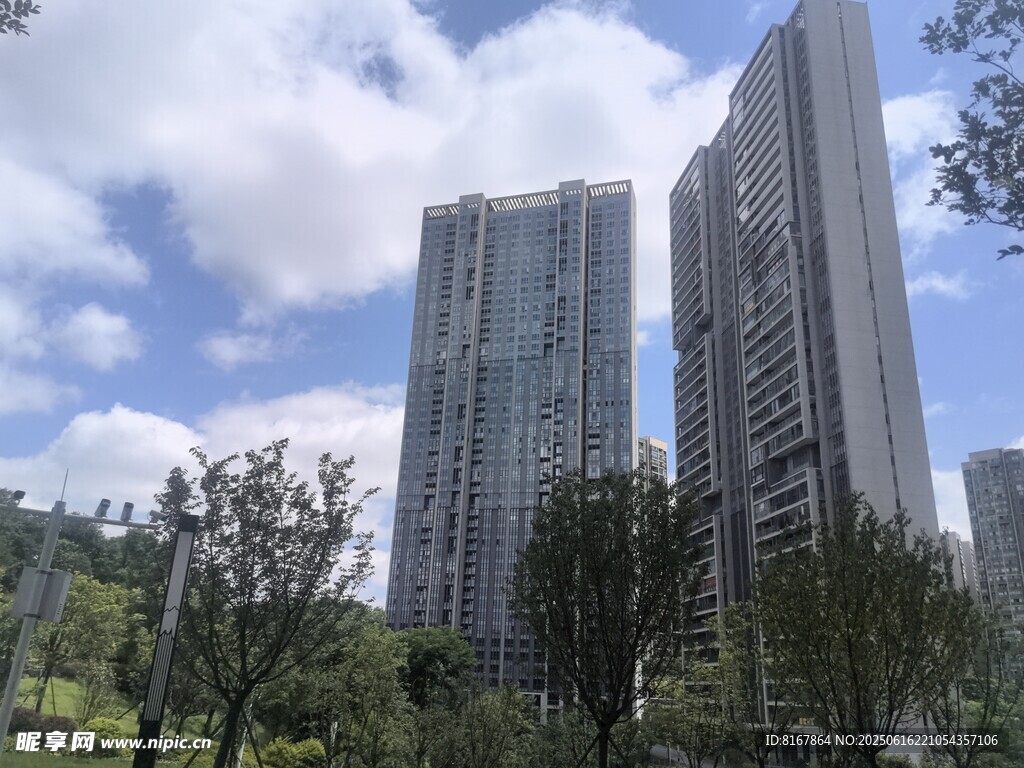 城市高樓與綠樹景觀