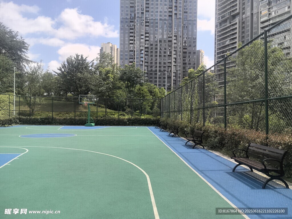 城市中的戶外籃球場地