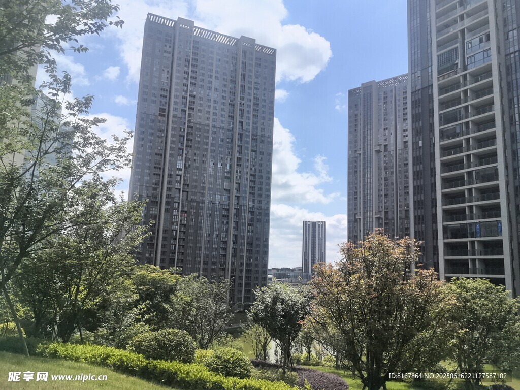 城市高樓旁的綠意景觀