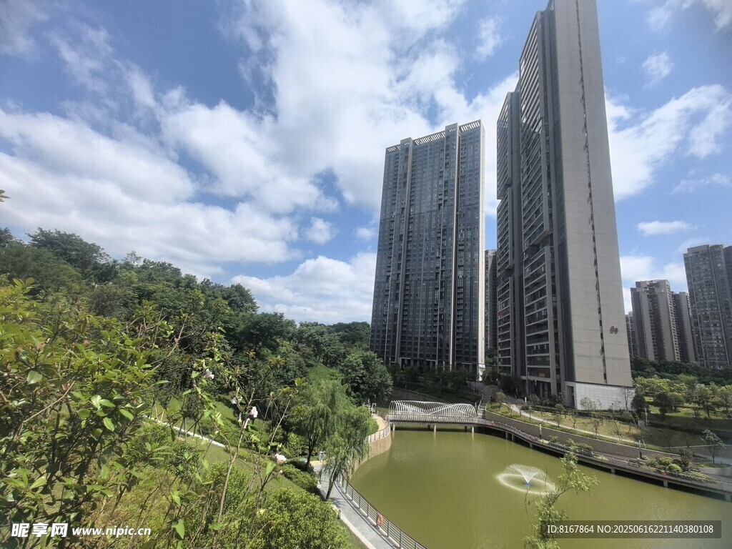 河畔高樓與蔥郁景致