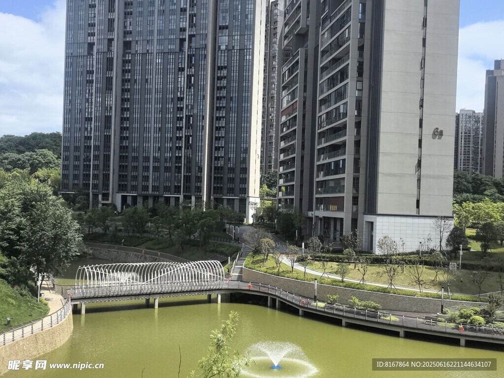 高層住宅旁的景觀池塘