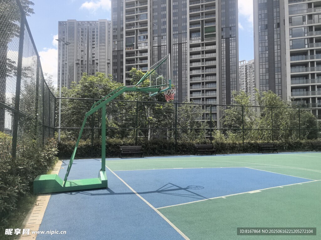 小區內的戶外籃球場地