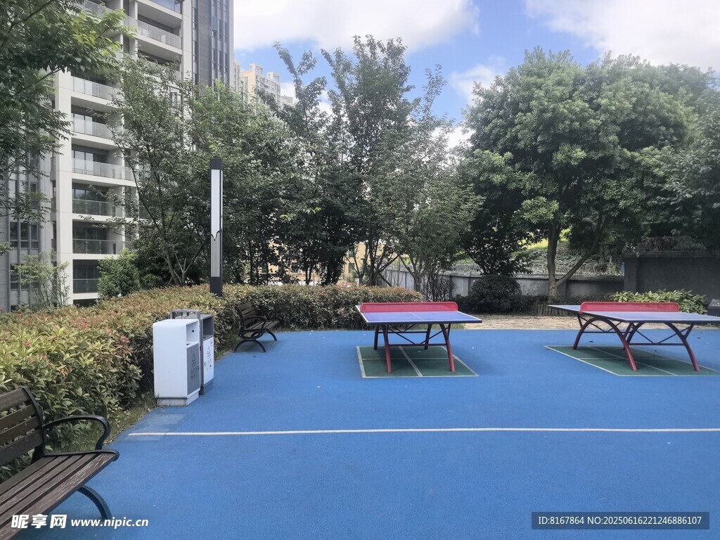 戶外藍色乒乓球場地