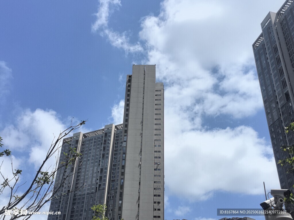 城市高樓與藍天白云