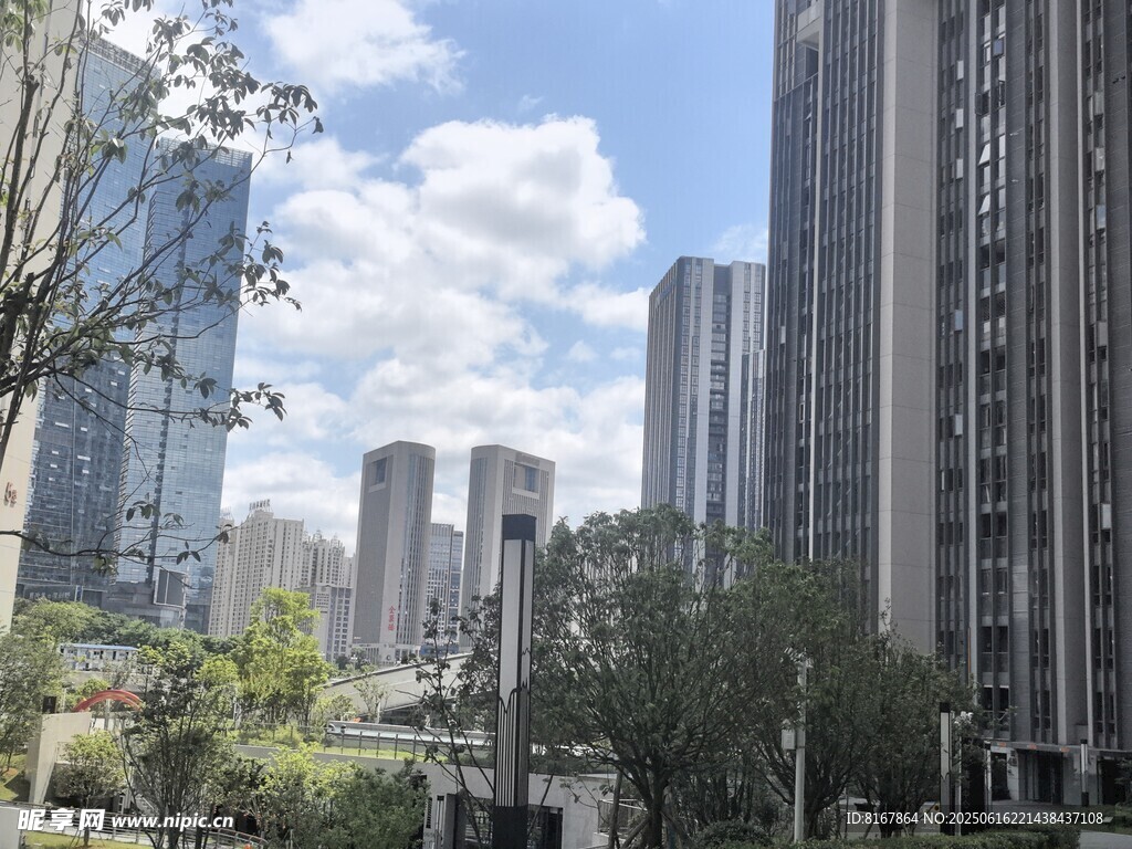 城市高樓與綠植景觀