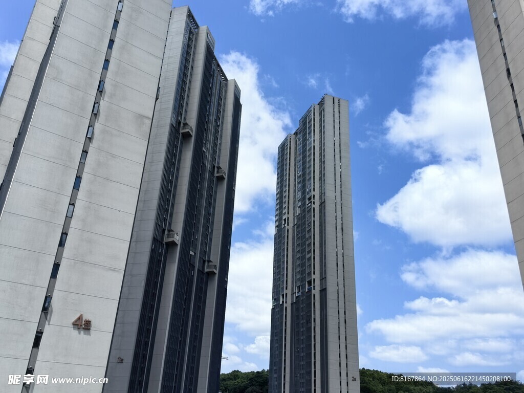 高聳建筑與藍天白云