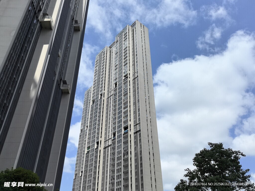 高聳入云的摩天大樓