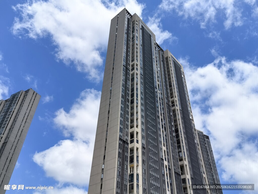 高聳入云的現(xiàn)代摩天大樓