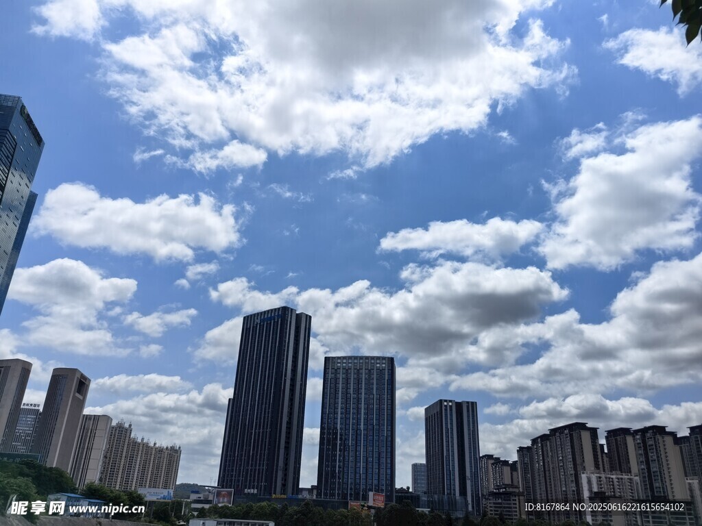 城市天際線與藍天白云
