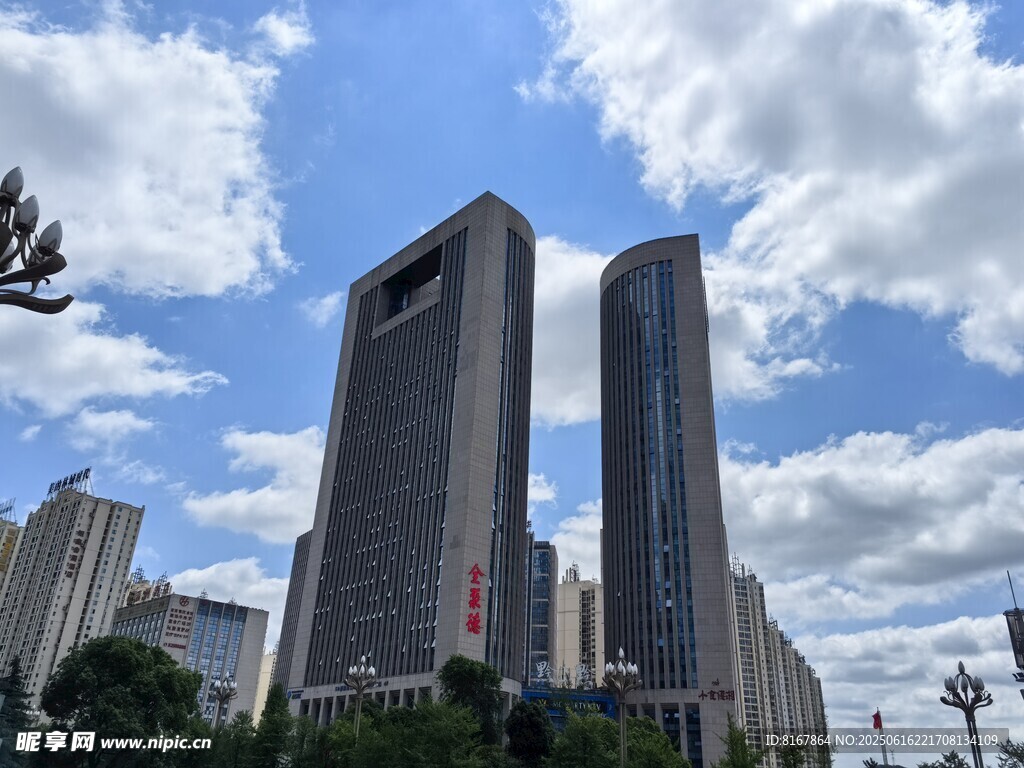 城市高樓與藍天白云景觀