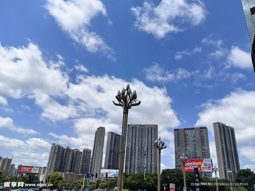 城市天際線與獨特雕塑景觀