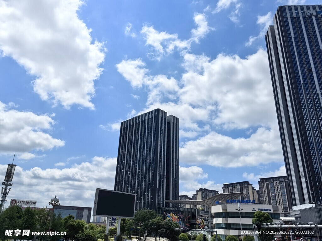 城市高樓與藍天白云景觀