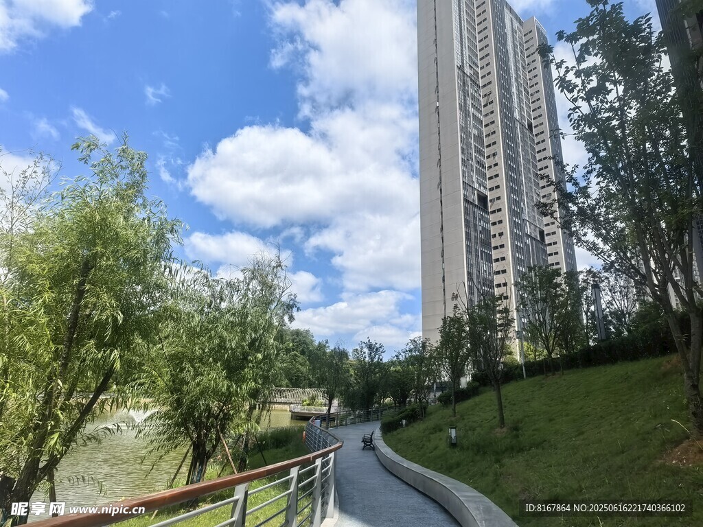 城市河畔旁的高樓與步道