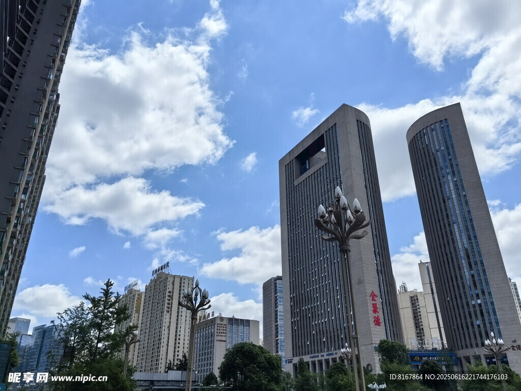 都市高樓與藍天白云景觀