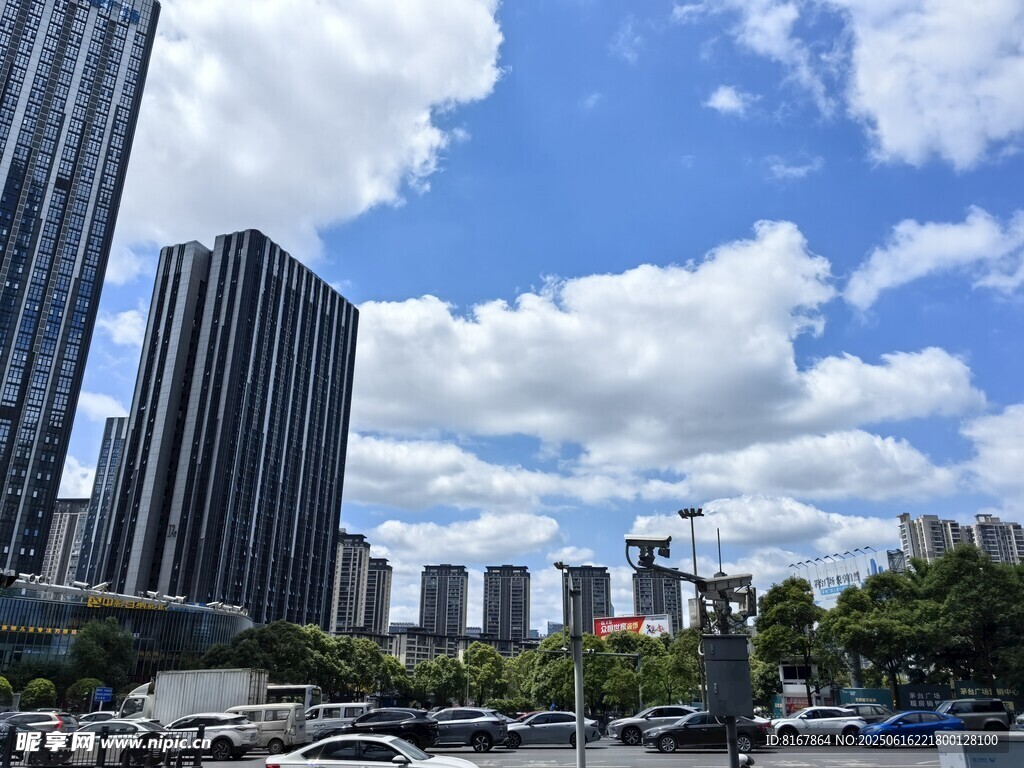 城市高樓與藍天白云景觀