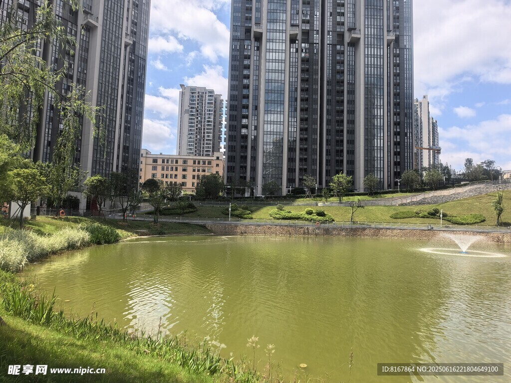 城市河畔的高樓與綠地景觀