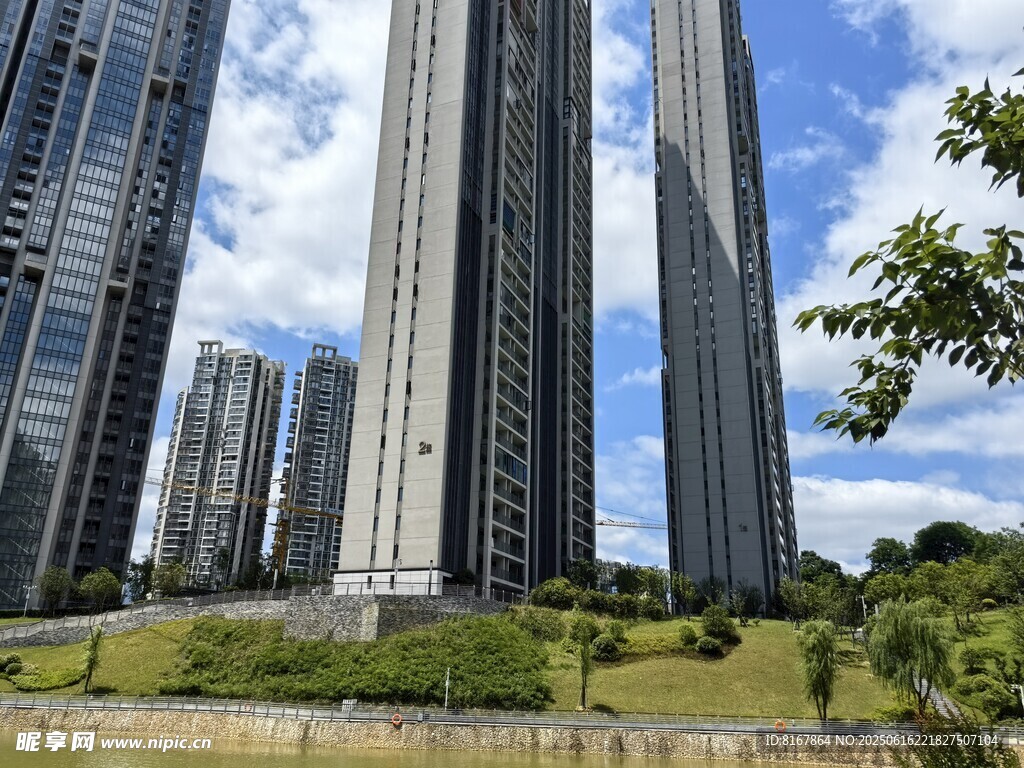 城市高樓與綠地景觀