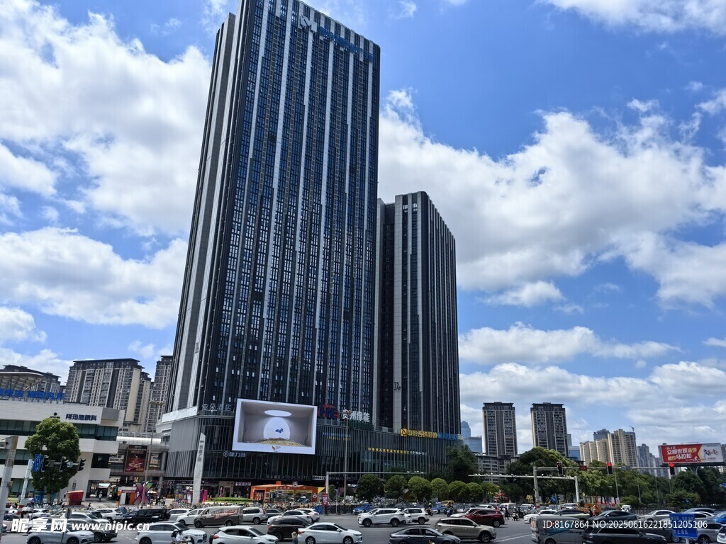城市高樓與繁忙街道景象