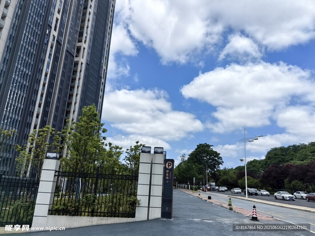 現代高樓旁的開闊道路景觀