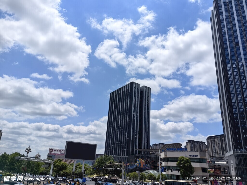 城市天際線與藍天白云