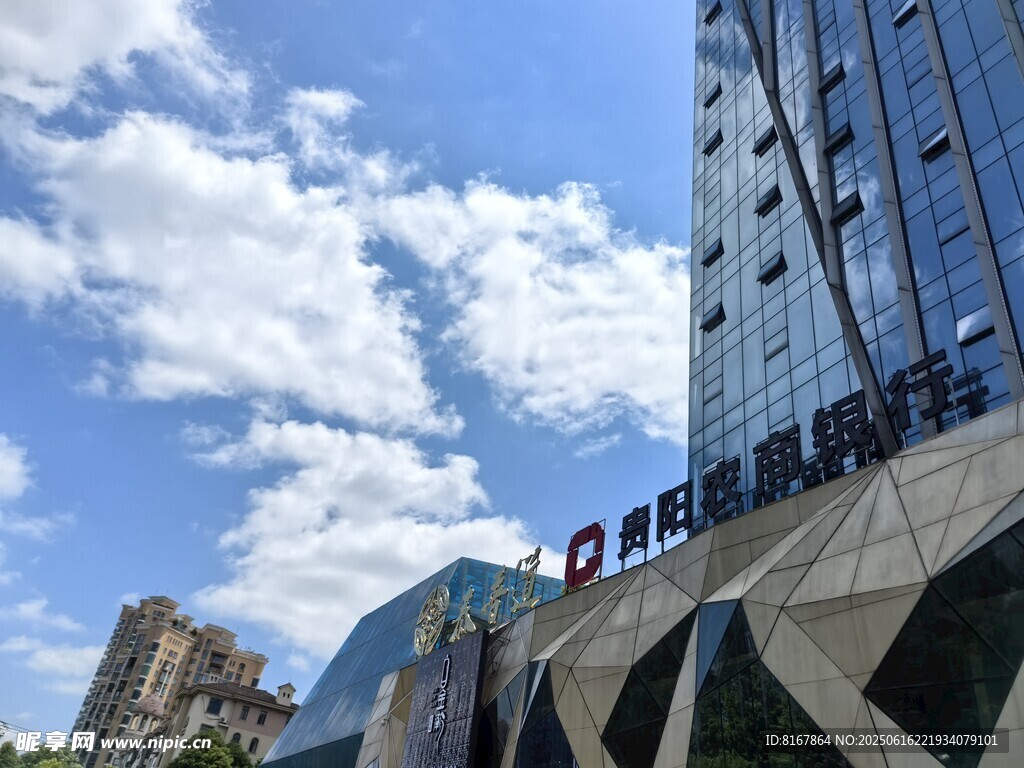 城市高樓與藍天白云景觀