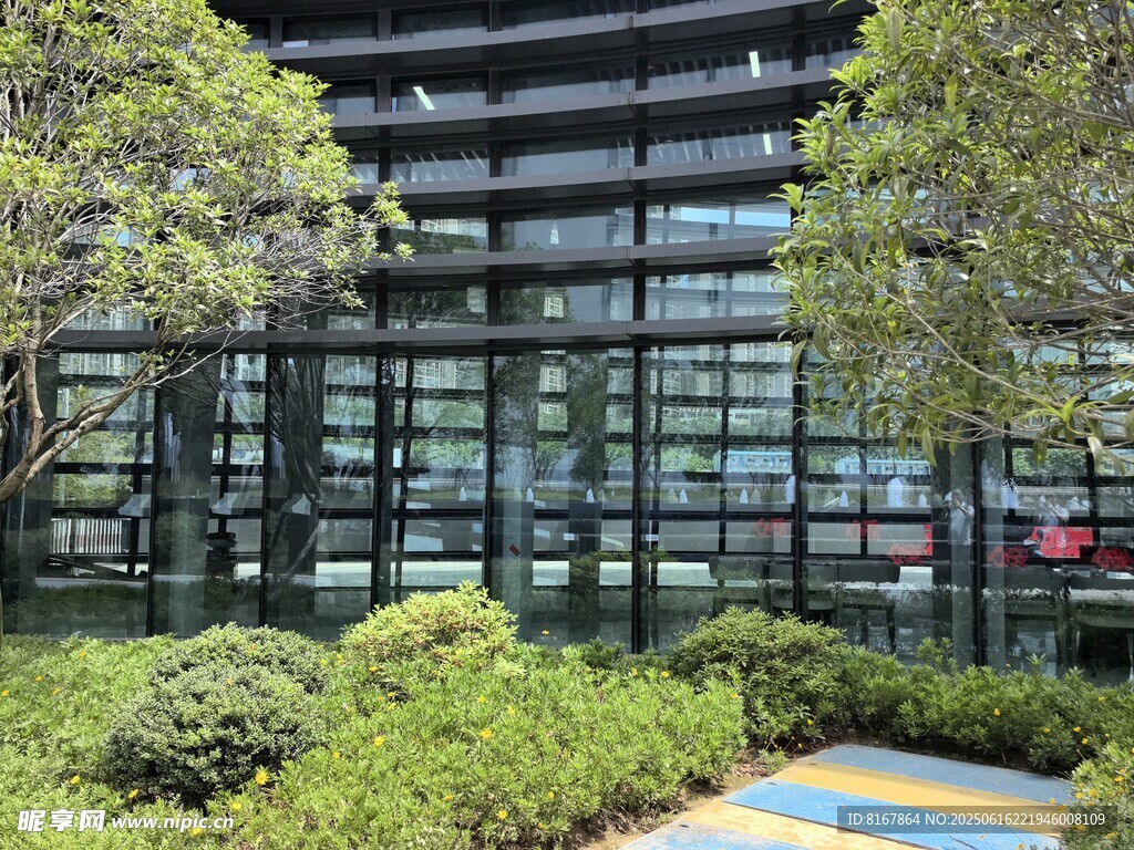 現代玻璃建筑與綠植景觀