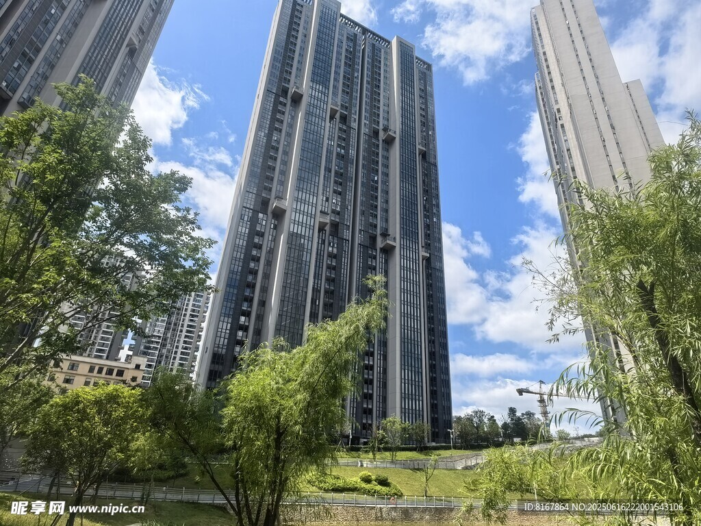 都市高樓與綠意景觀