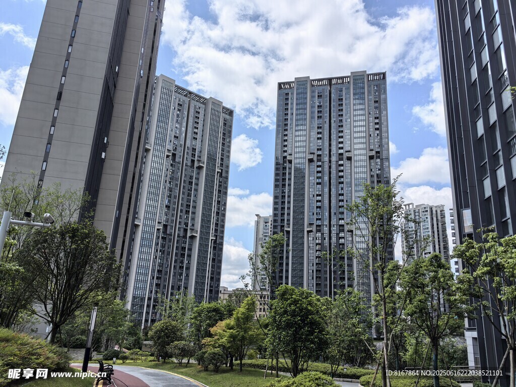 城市高樓旁的綠意景觀