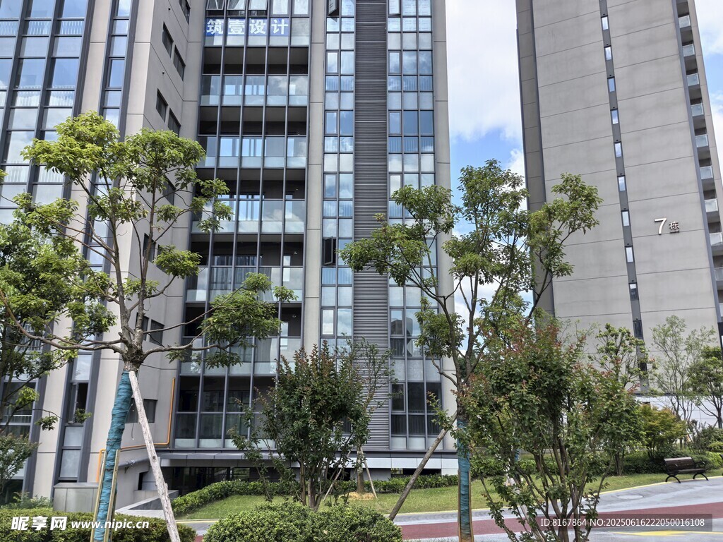 現(xiàn)代都市高樓與綠植景觀