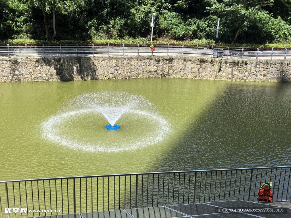 池塘中的噴泉景觀