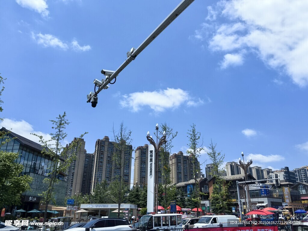 城市高空作業吊車作業場景