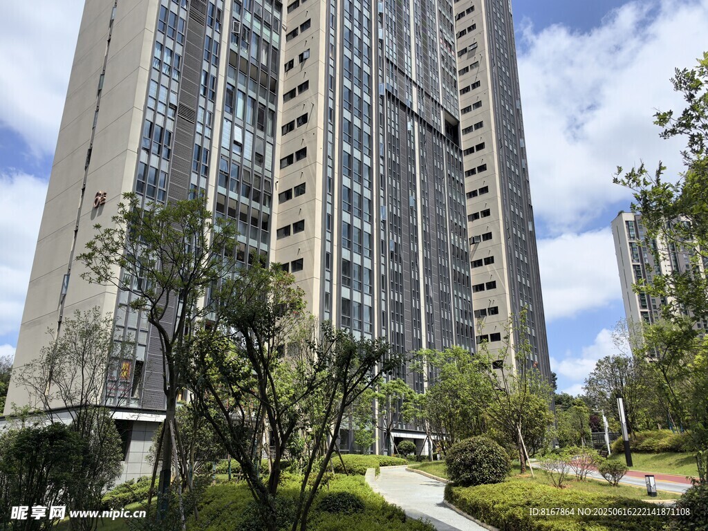 高層住宅旁的綠植景觀