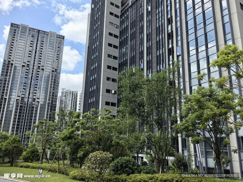 都市高樓旁的綠意景觀