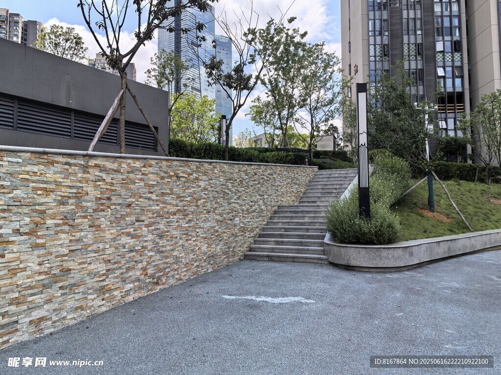 小區景觀石墻與道路