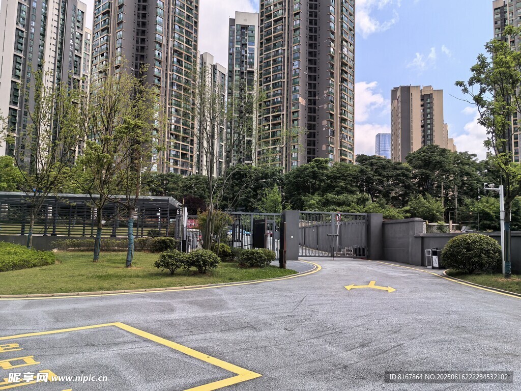 小區內的開闊停車區域