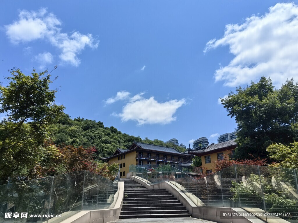 古雅建筑前的清幽石階路