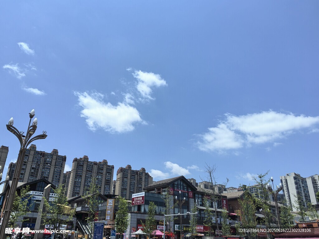 城市藍(lán)天與建筑景觀