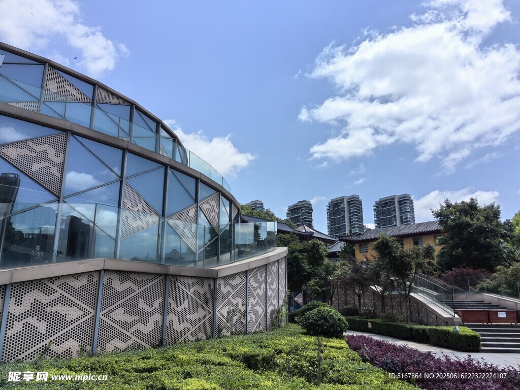 現代玻璃建筑與綠植景觀