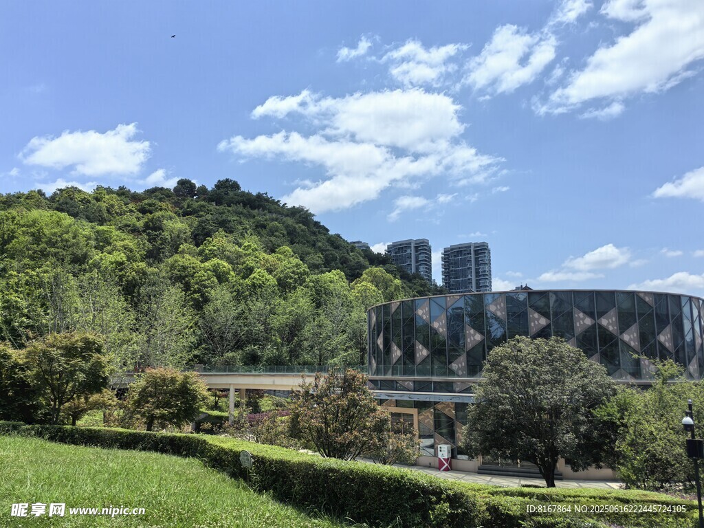美麗山間建筑景觀