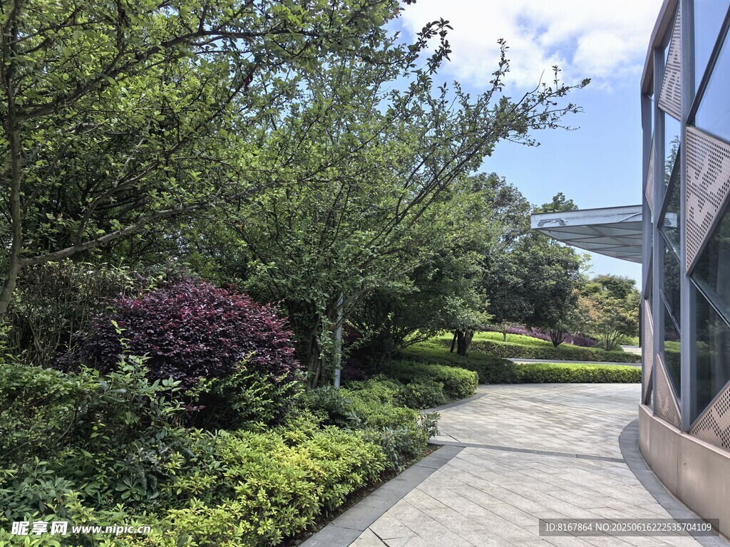城市中精致的綠植景觀小道