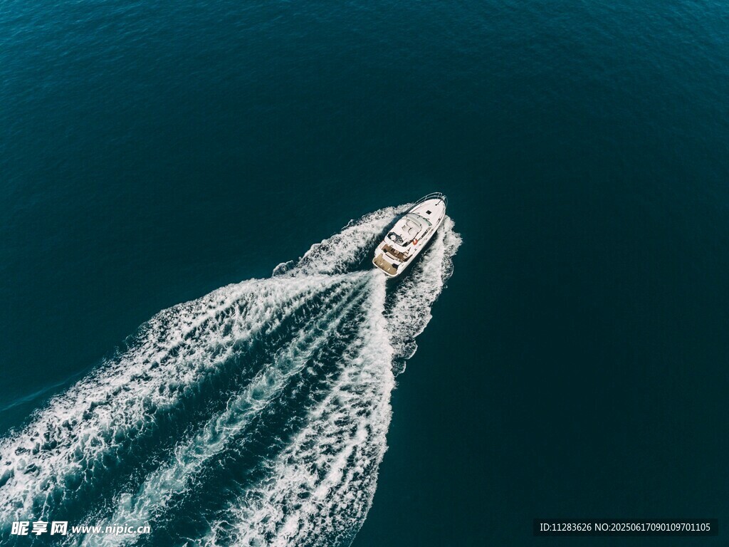 海上快艇破浪前行