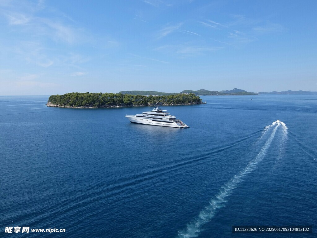 海上游艇駛向遠方小島