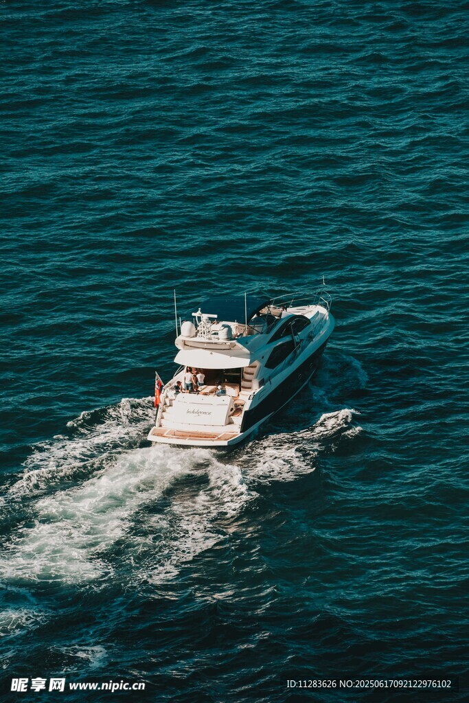 海上雙游艇破浪前行
