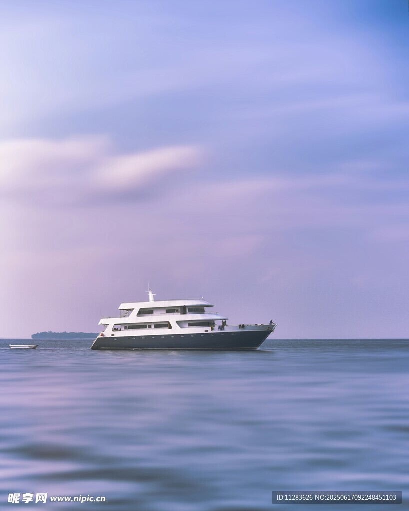 海上豪華游艇航行美景